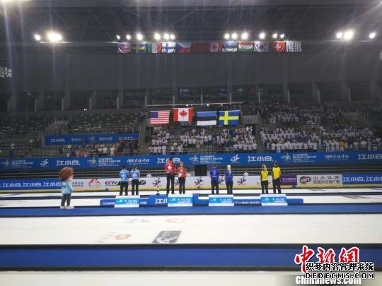 2019中国河北国际混合双人冰壶公开赛颁奖仪式现场升国旗奏国歌。　李晓伟 摄