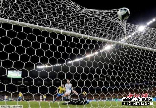 当地时间7月2日，美洲杯半决赛中，凭借热苏斯、菲尔米诺的进球，巴西2:0战胜阿根廷闯进决赛，同时保持了对死敌的连续七场不败。图为巴西队破门瞬间。