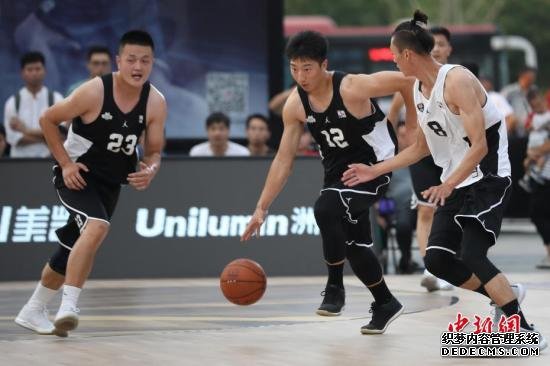 篮球是中国很多南海喜欢的运动。(资料图：2018年7月，NBA5v5精英篮球赛南京站火热开赛。/p中新社记者 泱波 摄)