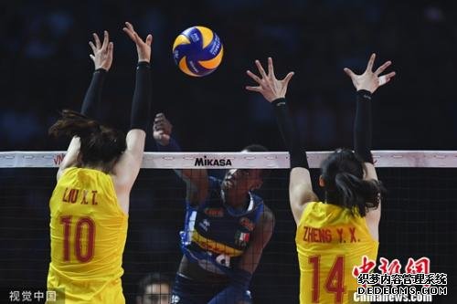 世界女排联赛总决赛，二线阵容出战的中国女排3:1战胜意大利，成功进入四强。图为中国队球员拦网。图片来源：视觉中国
