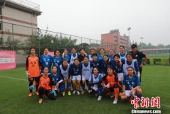 亚洲足球小姐王霜走进成都与青少年女足队员切磋球技