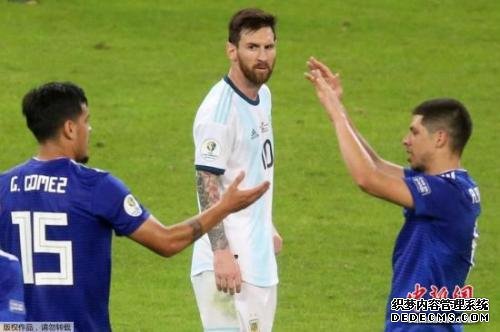 在对手的堵截中，梅西变得步履蹒跚。 资料图：图为2019年美洲杯B组第二轮阿根廷1:1战平巴拉圭。
