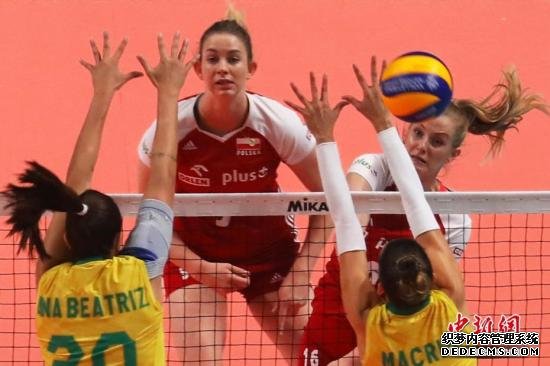 7月4日下午，2019世界女排联赛总决赛继续在南京进行，在B组的较量中，巴西女排(黄衣)3比2战胜波兰女排(红衣)。/p中新社记者 泱波 摄