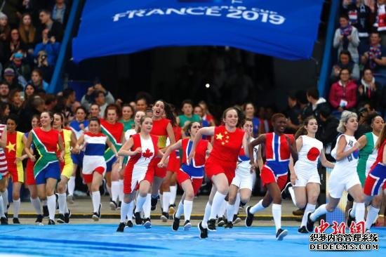 资料图：当地时间6月7日，2019年法国女足世界杯在巴黎开幕。图为开幕式演出。/p中新社记者 富田 摄