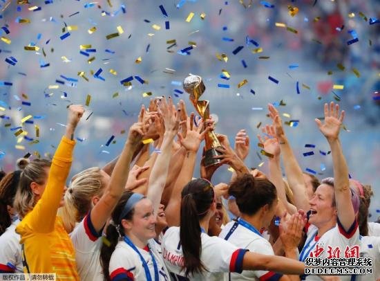 当地时间7月7日，2019法国女足世界杯7日在里昂落下帷幕，美国队2：0击败荷兰队，第四次捧起杯赛冠军。美国女足曾三次夺得杯赛冠军，在过往七届杯赛上从未跌出过前三，同时也是本届杯赛的卫冕冠军。