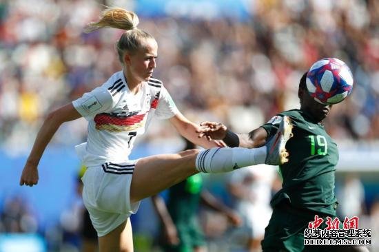 当地时间6月22日，德国队球员许勒尔（左）在比赛中拼抢。当日，在法国格勒诺布尔举行的2019年国际足联女足世界杯1/8决赛中，德国队以3比0战胜尼日利亚队，晋级八强。/p中新社记者 富田 摄