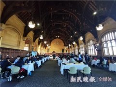 世界冠军对弈与学生棋赛同场进行 大学生围棋世锦赛在悉尼大学
