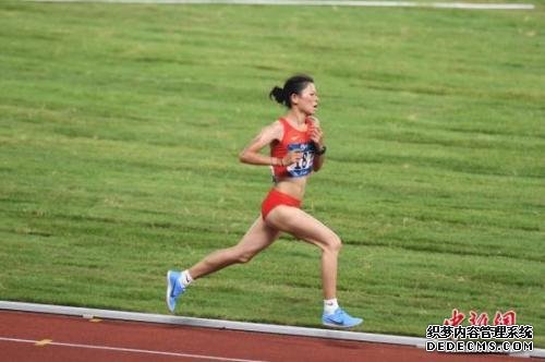 资料图：2018年8月25日，雅加达亚运会田径女子10000米决赛中。中国选手张德顺以32分12秒78的成绩获得季军，并打破了个人最好成绩。图为张德顺比赛中。/p中新社记者 杨华峰 摄