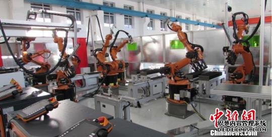 机器人在生产“黑龙”冰刀 黑龙江省体育局提供 摄