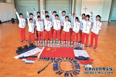 广州学生跳绳世界杯赛上破世界纪录 3分钟跳1141下