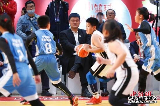 目前，有不少青少年参与小篮球运动。(资料图：中国篮协主席姚明现场观看小篮球比赛。/p中新社记者 富田 摄)