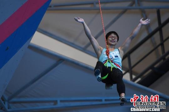 图为10日，中国台北运动员林秀儒在决赛阶段率先完赛。　何蓬磊 摄