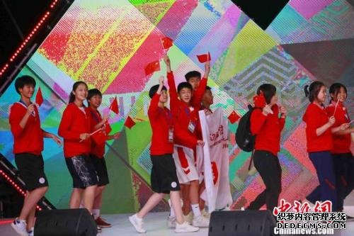 当地时间7月10日，第53届国际少年运动会在乌法举行开幕式，中国“北京”代表队入场。王修君 摄