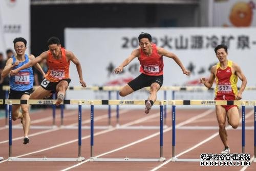夺得男子400米栏冠军后，小将谢智宇成就了男子400米和400米栏双冠。组委会供图