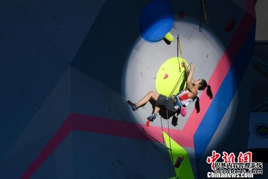 图为来自中国国家队的藏族运动员白玛玉珍在10日进行的女子难度赛中。　何蓬磊 摄
