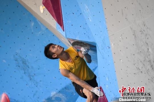 图为中国香港选手陈翔志在11日的男子攀石赛中。　何蓬磊 摄