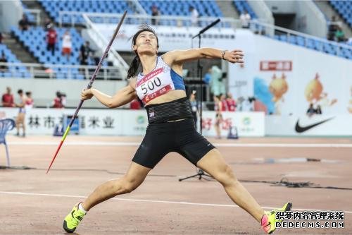 2019全国田径锦标赛上，吕会会投出67米83，刷新了自己78天前刚刚创下的亚洲纪录。组委会供图