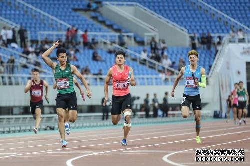 男子4×100米接力中，百米冠军杨洋压阵的江苏队夺得金牌。组委会供图