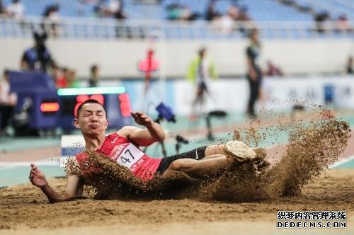 2019年全国田径锦标赛，张耀广不敌黄常洲收获一枚银牌。组委会供图