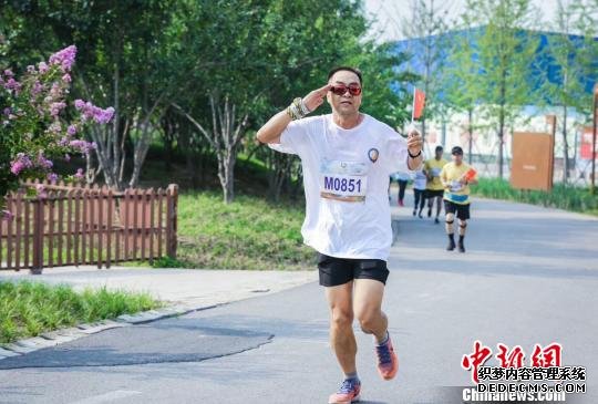 2019年7月13日，北京第三十三届卢沟桥醒狮越野跑活动在北京园博园举行。　北京市政协供图 摄