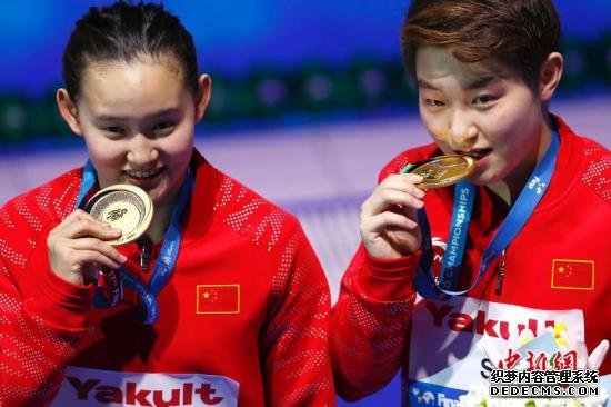 2017世锦赛，任茜、司雅杰曾夺得女双10米台冠军。 (资料图)/p中新社记者 富田 摄