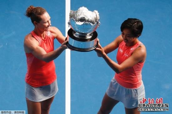 当地时间1月25日，2019年澳大利亚网球公开赛进入女双决赛较量，张帅/斯托瑟6-3/6-4挑落卫冕冠军巴博斯/梅拉德诺维奇，首次携手夺得大满贯冠军。张帅首夺大满贯冠军，成为第六位捧得大满贯桂冠的中国大陆金花、第四位拿下女双大满贯的中国大陆球员，也是13年来第一位夺得澳网女双冠军的中国球员。斯托瑟则时隔13年再夺大满贯女双冠军，首夺澳网女双桂冠。图为张帅与斯托瑟举起冠军奖杯。