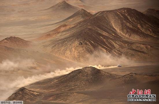资料图：赛车在戈壁大漠上飞驰。