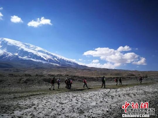2019“徒步中国”帕米尔站启程，16日徒步者在慕士塔格峰脚下3900多米徒步。　罗丹 摄