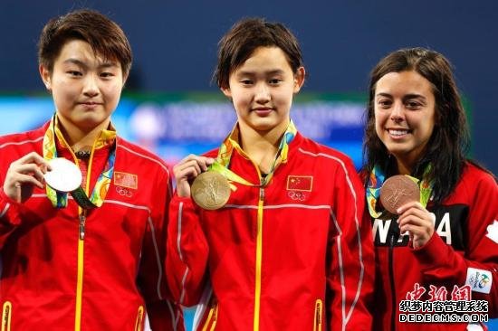 2016里约奥运会，任茜(中)获得女子10米跳台金牌，司雅杰(左)摘银。/p中新网记者 富田 摄