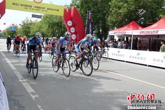 19日，黑龙江·塔河第四届森林自行车赛在塔河开赛。邱贺岩提供
